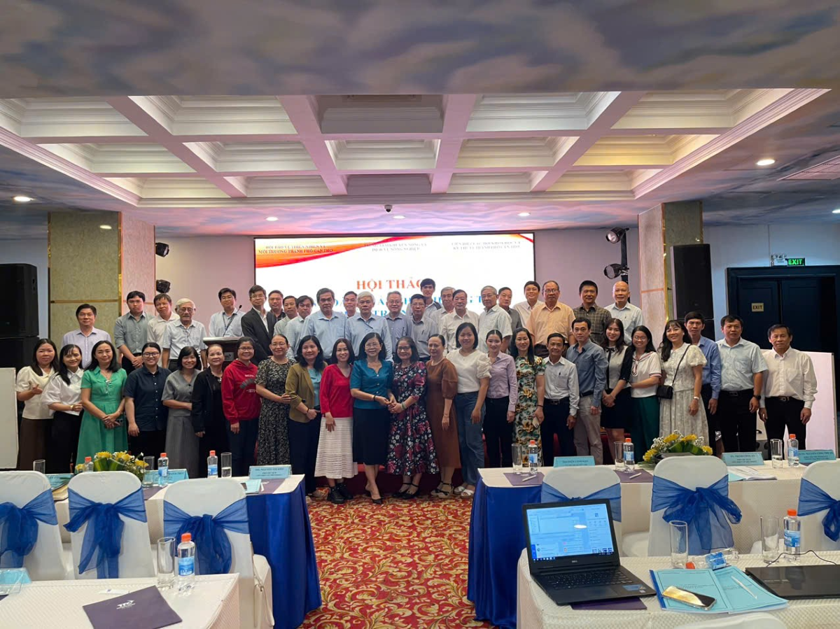 Đại biểu chụp ảnh lưu niệm tại hội thảo